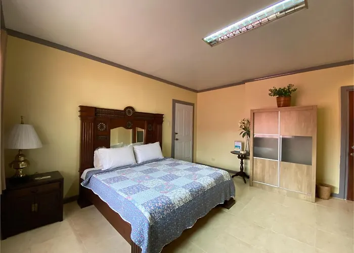 Oyo 708 Abaseria Deli And Cafe B&B