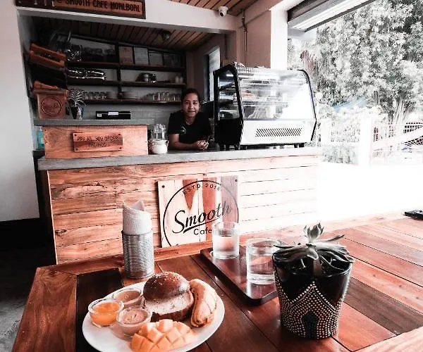 Smooth Cafe, Cocktail Bar & Hostel
