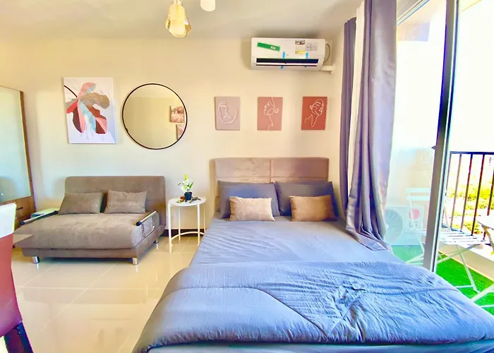 Cozy Condo Near Airport With Pool And Ocean View