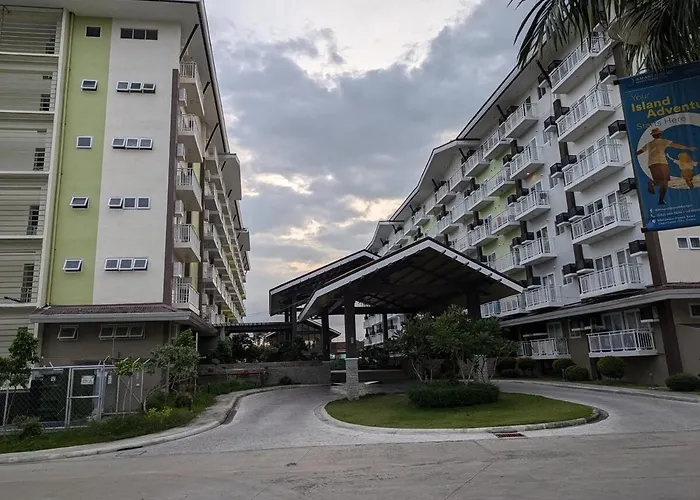 Near Airport Luxury On A Budget Gym, Pool, 55 Smart Tv, Balcony Facing Amenities