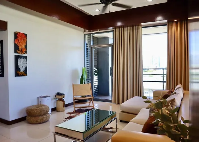 Stylish Luxury Penthouse With 3Br, Wifi, Gym, Across Malls