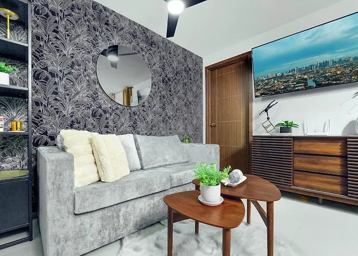 Lux Condo, Bay View, Mall Access
