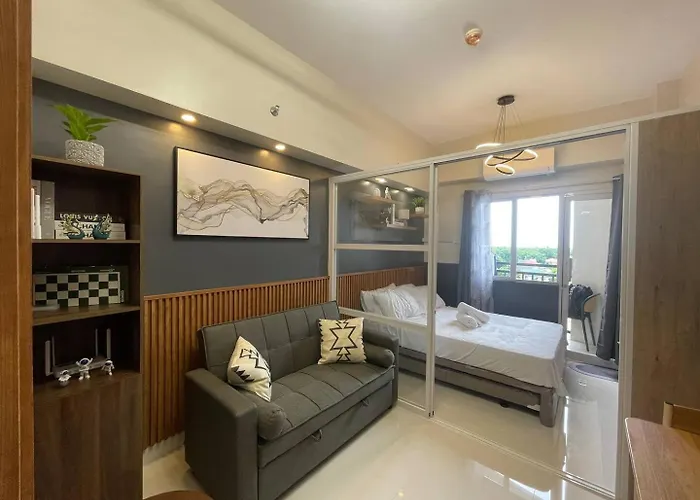Bright And Stylish Condo With Pool View And Balcony