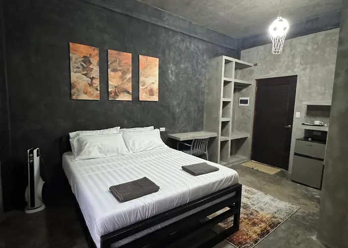 Greyhouse Moalboal Queen Bed