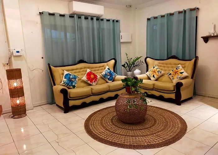 Bright & Spacious Stay In The Heart Of Town