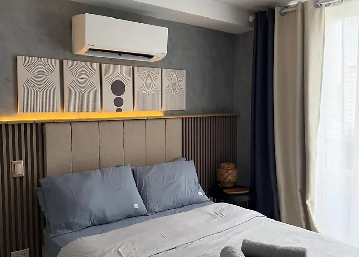 Cozy Suite Near Cebu Business Park With City View Balcony, Pool, Netflix-Ready Smart Tv