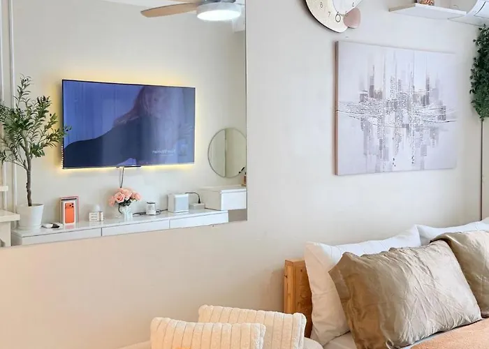 Condo Near Airport With Pool And Balcony