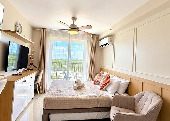 Fast Wifi Modern Condo Minutes Away From Airport