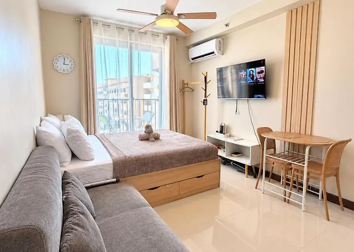 Pool View Condo Wifi With Netflix Near Airport