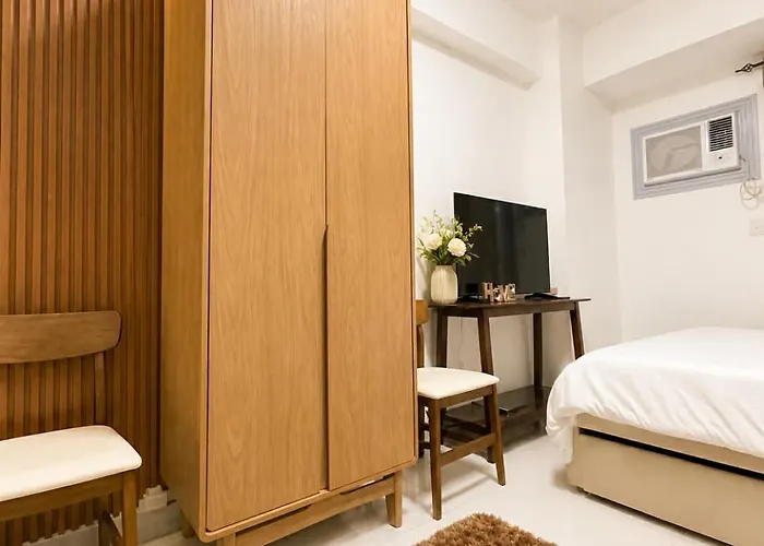 Hlapuz Suites At Arc Towers Condominium 603